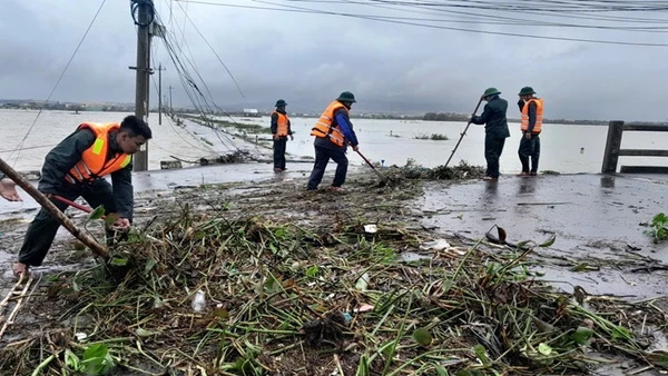 Ra quân dọn dẹp rác sau lũ.