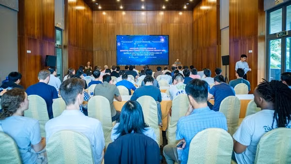 Trường hè nâng cao về Lý thuyết trường lượng tử và lực hấp dẫn lượng tử 2025 chính thức khai mạc tại thành phố Quy Nhơn, Bình Định.