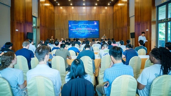 Trường hè nâng cao về Lý thuyết trường lượng tử và lực hấp dẫn lượng tử 2025 chính thức khai mạc tại thành phố Quy Nhơn, Bình Định.