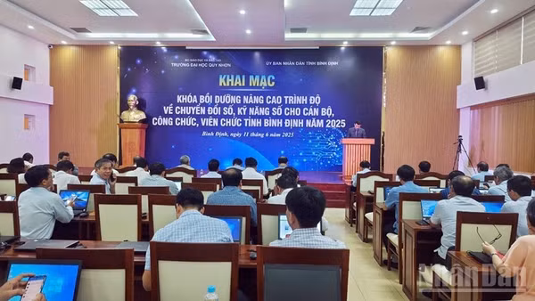Triển khai các chương trình tập huấn về chuyển đổi số cho cán bộ, công chức tại Trường đại học Quy Nhơn.