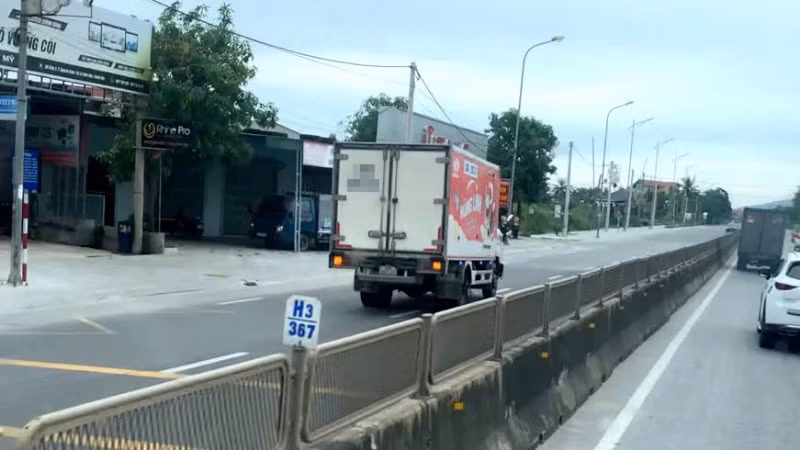 Hình ảnh chiếc xe đi ngược chiều trên Quốc lộ 1A.