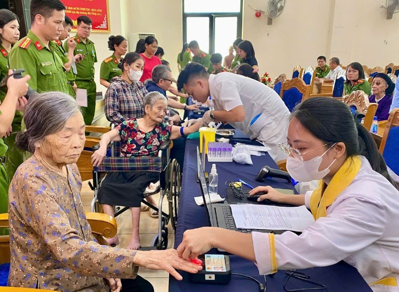 Thu nhận mẫu ADN thân nhân liệt sĩ tại trạm thu nhận cố định ở thành phố Thanh Hóa. 1000015349.jpg