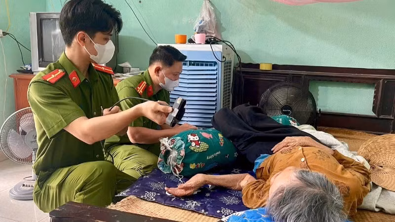 Công an tỉnh Thanh Hóa thu nhận mẫu ADN của thân nhân liệt sĩ.