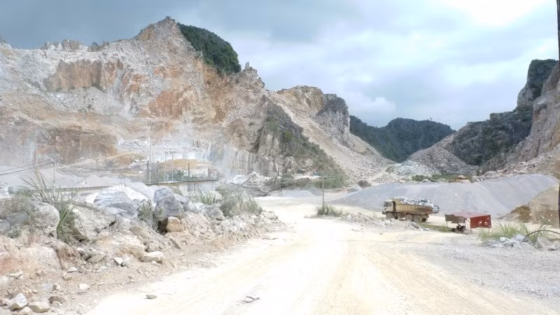 Một mỏ đá tại địa phương.