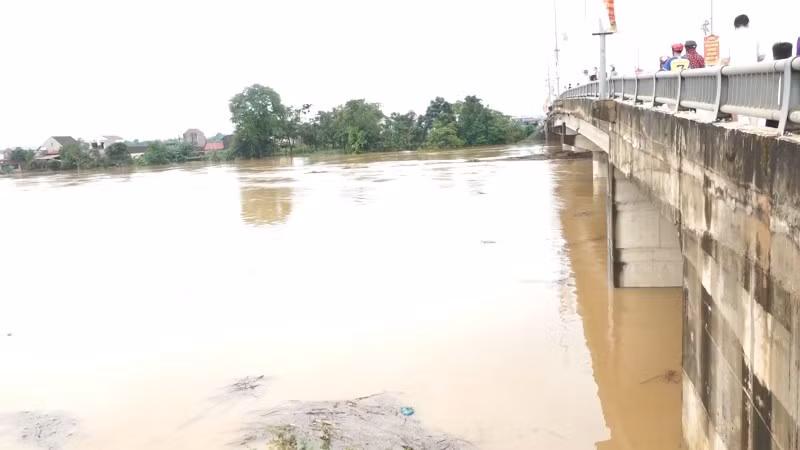 Nước sông Bưởi lên rất cao.