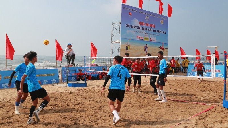 Các trận đấu diễn ra sôi nổi ngay sau lễ khai mạc. dg5d2462.jpg