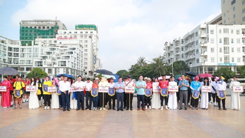 Các đoàn vận động viên nhận cờ lưu niệm. dg5d2452.jpg
