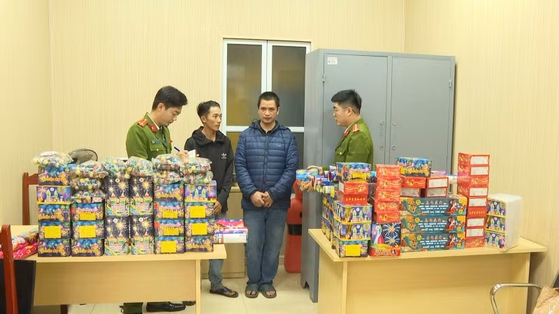 Lực lượng công an kiểm tra số pháo bị thu giữ trong vụ án.