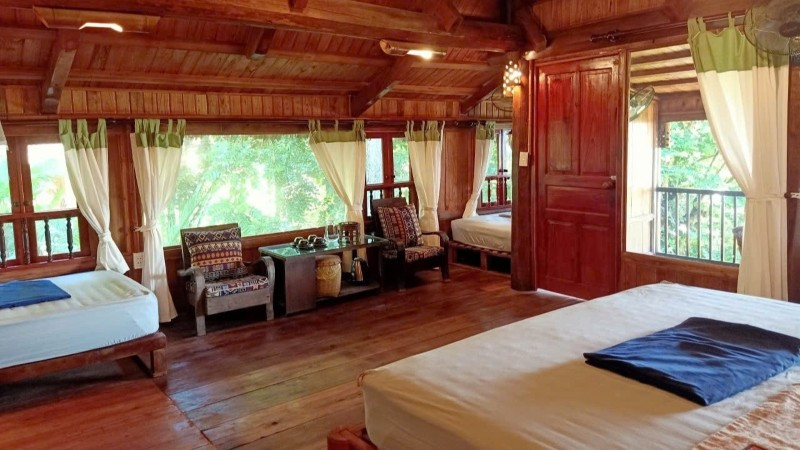 Một góc homestay với thiên nhiên rộng mở bên khung cửa. 6.jpg