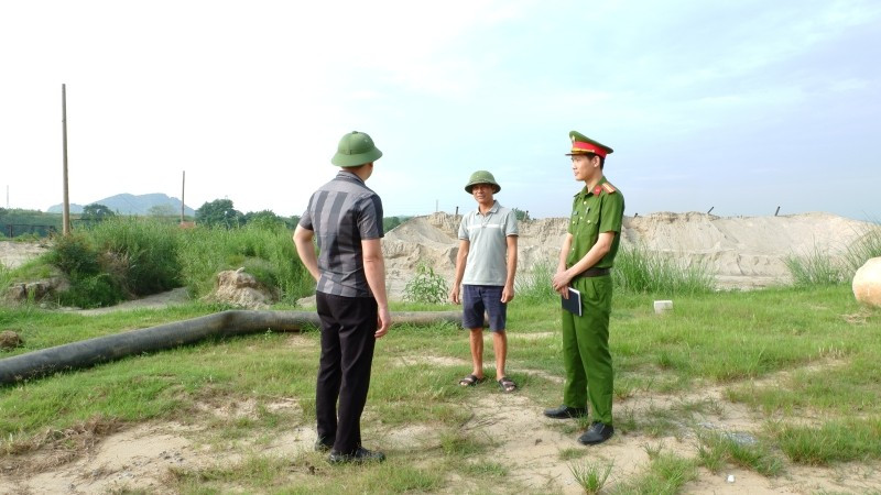 Lực lượng chức năng làm việc với quản lý mỏ cát. 3-dscf8354.jpg