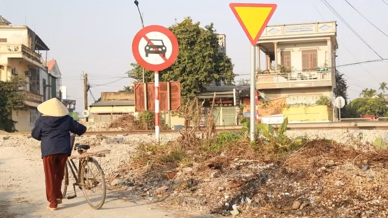 Cần xử lý dứt điểm các lối đi tự mở qua đường sắt.