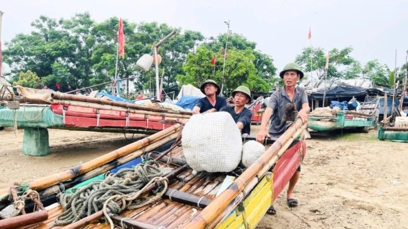 Người dân đưa phương tiện hoạt động trên biển vào nơi an toàn. screenshot-2025-07-21-135008.jpg