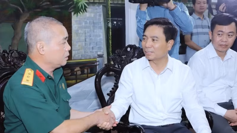 Lãnh đạo tỉnh Thanh Hóa thăm hỏi các gia đình chính sách.