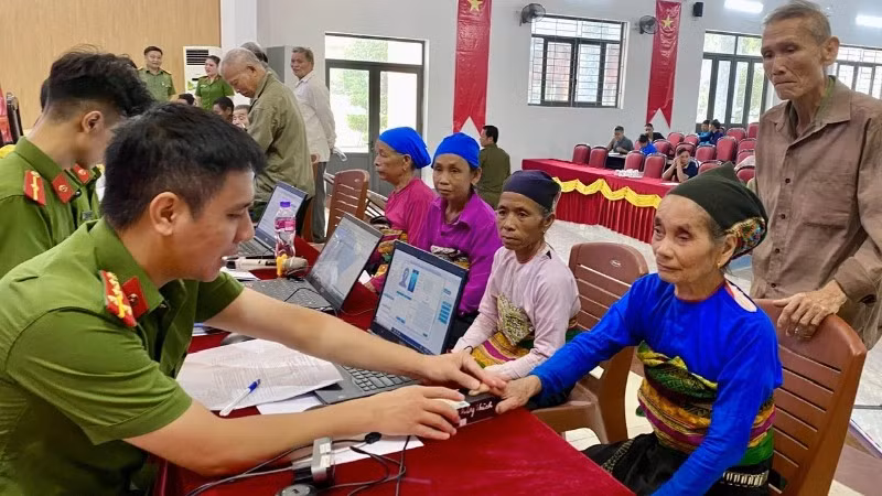 Công an Thanh Hóa thu nhận mẫu ADN từ thân nhân liệt sĩ.