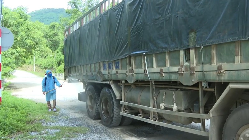 Lực lượng chức năng phun hóa chất phòng dịch lây lan. screenshot-2025-07-19-095123.jpg
