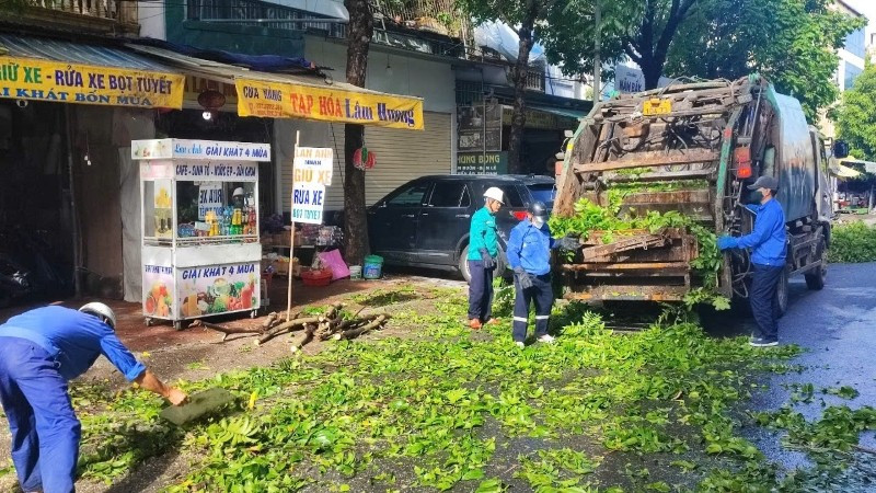 Nhân viên môi trường thu dọn cây xanh gãy đổ. z6833219870134-55a8dd6fffc4527ae56a193e7ff1e15c.jpg