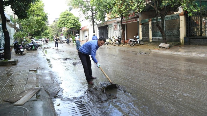 Dọn dẹp vệ sinh tại các phường trung tâm Thanh Hóa. z6833219370637-a86fe5703e149cd59813d6ce94d4020d.jpg