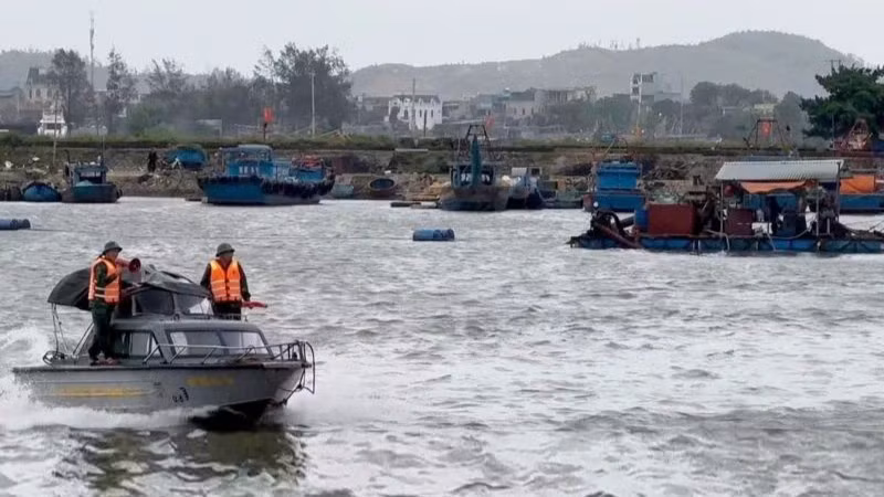 Đồn Biên phòng Hải Hòa tuyên truyền, kêu gọi ngư dân không ở trên lồng bè.