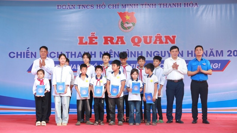 Trao quà cho các học sinh có hoàn cảnh khó khăn. 9.jpg