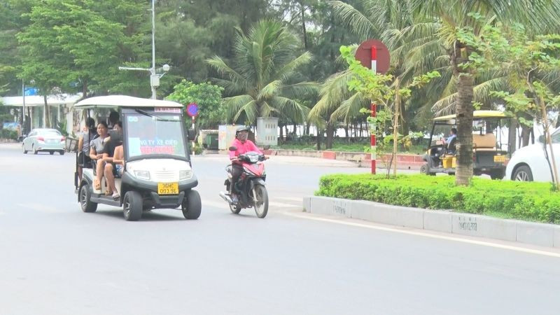 Xe điện bốn bánh ở Sầm Sơn phục vụ du khách trở lại.