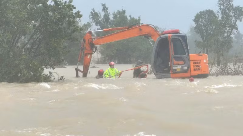 Cảnh sát giao thông Thanh Hóa cứu 3 người bị nước cuốn trôi.
