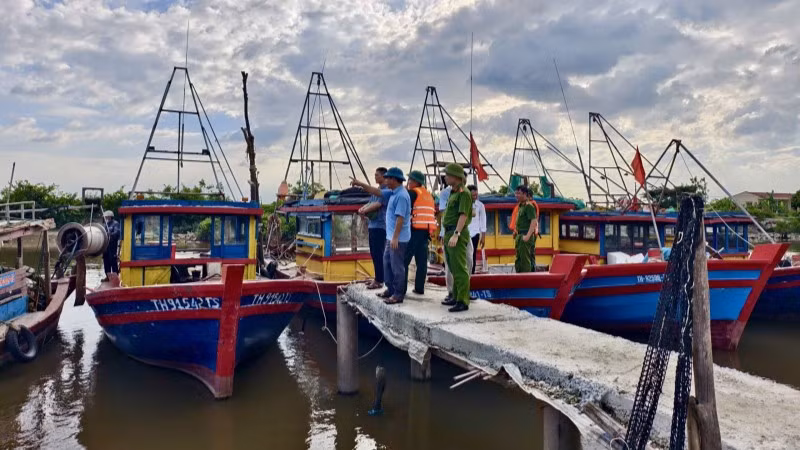Công an Thanh Hóa phối hợp các lực lượng ứng phó bão số 10.