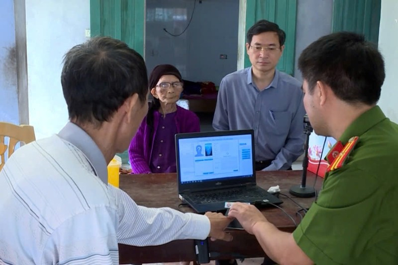 Thu nhận mẫu ADN tại trụ sở Công an cấp xã. 1310.jpg