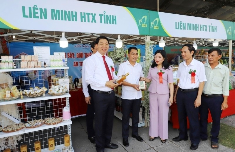 Lãnh đạo tỉnh Thanh Hóa tham quan gian hàng OCOP. 869edde8cbcd815da1.jpg