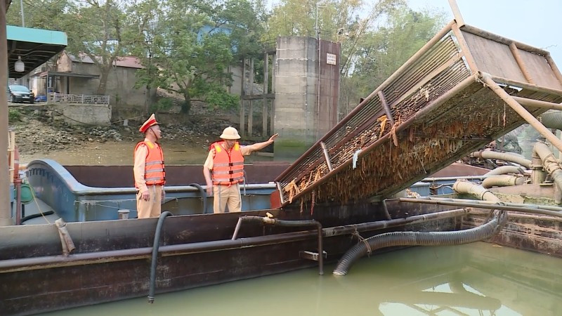 CSGT tỉnh Thanh Hóa kiểm tra phương tiện bơm, hút, vận chuyển cát trên các tuyến sông.