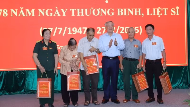 Đồng chí Nguyễn Hòa Bình thăm, tặng quà người có công tại Thanh Hóa.