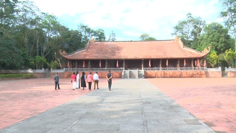 Du khách tham quan điện Lam Kinh.