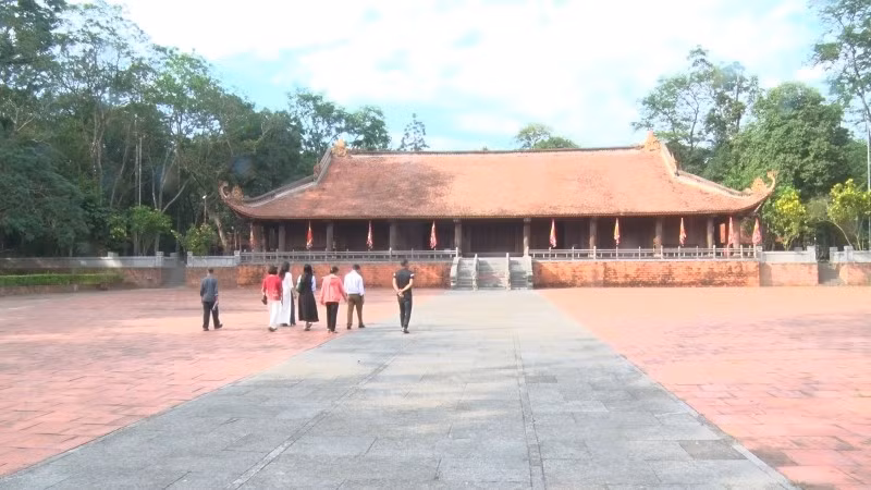 Du khách tham quan điện Lam Kinh.