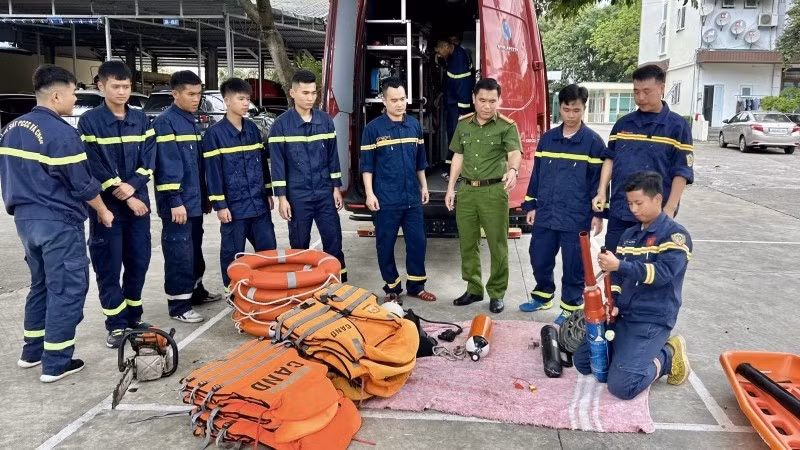 Sẵn sàng phòng cháy chữa cháy và cứu nạn cứu hộ trong bão số 9.
