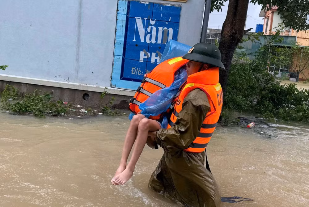 Sơ tán người già và trẻ em ra khỏi vùng nguy hiểm ở Thanh Hóa.