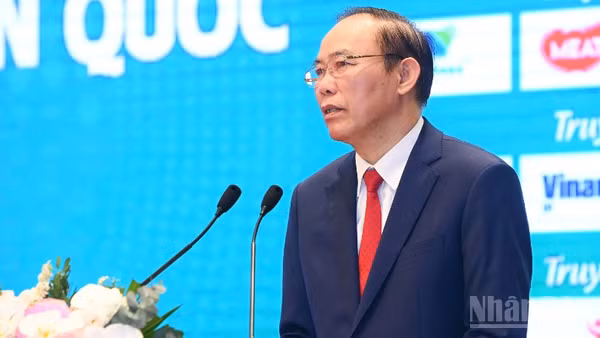 Thứ trưởng Nông nghiệp và Môi trường Phùng Đức Tiến phát biểu tại hội nghị.