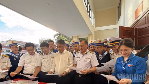 Cán bộ, chiến sĩ Vùng 3 Hải quân và các đại biểu đón nhận những lá thư của cán bộ, đoàn viên, thanh niên tỉnh Cao Bằng trao tặng.