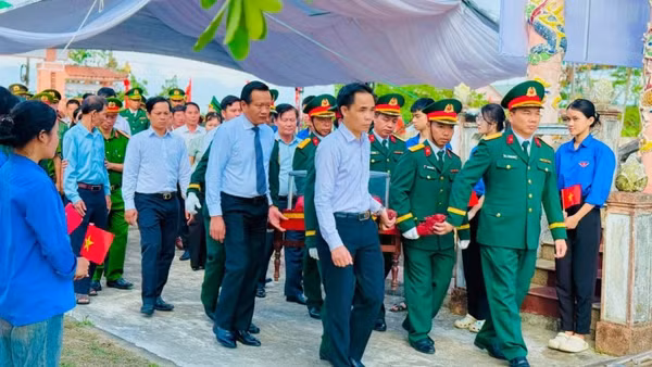 Lễ truy điệu, an táng hài cốt liệt sĩ được tổ chức trong không khí trang nghiêm, xúc động.