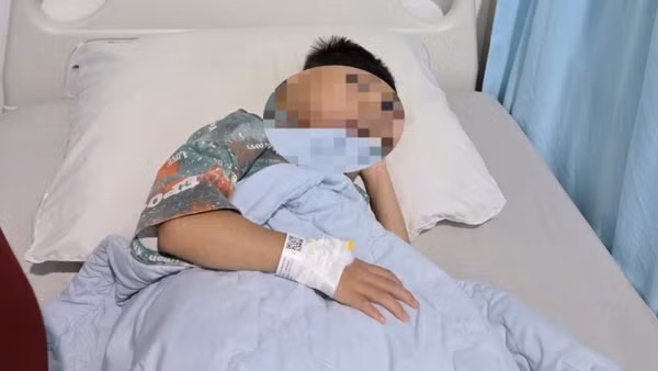Một học sinh nghi ngờ ngộ độc thực phẩm khi đang nằm bệnh viện.