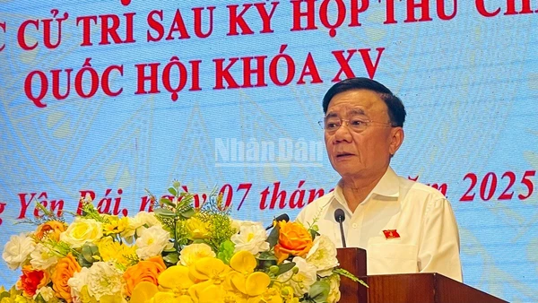 Thường trực Ban Bí thư Trần Cẩm Tú phát biểu tại buổi tiếp xúc cử tri. (Ảnh: THANH SƠN)