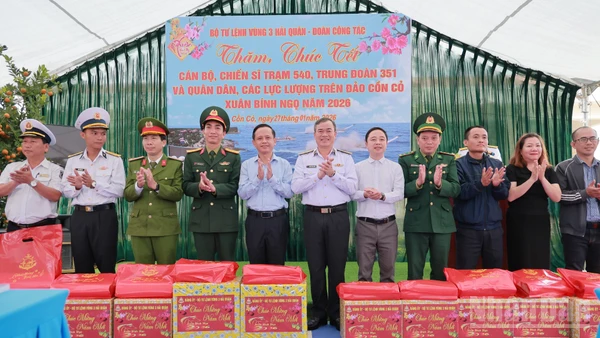 Đoàn công tác Vùng 3 Hải quân thăm, chúc Tết cán bộ, chiến sĩ Trạm Rada 540 (Trung đoàn 351) cùng cấp ủy, chính quyền, lực lượng vũ trang và nhân dân Đặc khu Cồn Cỏ (tỉnh Quảng Trị).