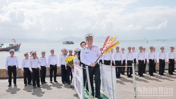 Chiều 26/1, Đoàn công tác của Vùng 3 Hải quân đã chính thức lên đường đi thăm, chúc Tết cán bộ, chiến sĩ tại đặc khu Cồn Cỏ và đặc khu Lý Sơn.