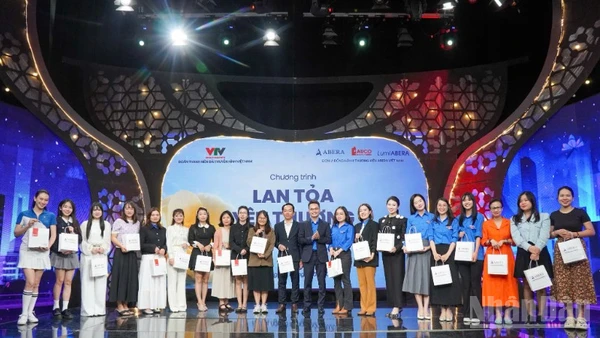 Hơn 200 phần quà ý nghĩa đã được gửi tới các nữ nhân viên y tế, bệnh nhân, nữ cán bộ Đoàn, nhà báo trẻ trong chương trình “Lan tỏa yêu thương”.