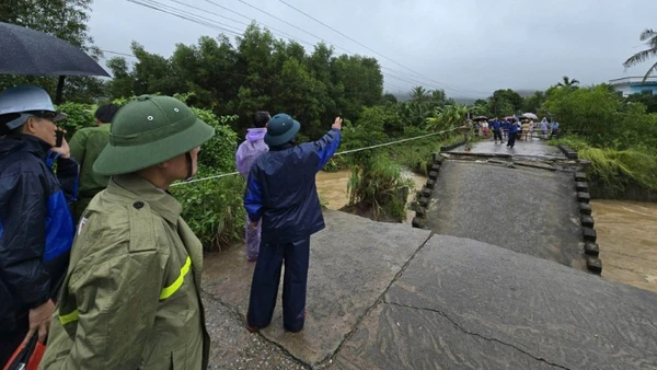 Sáng 2/11 cầu Cây Sung (thuộc xã Bình Minh, trước đây là xã Bình Khương, huyện Bình Sơn, tỉnh Quảng Ngãi) bị sập, chia cắt hơn 300 hộ dân. (Ảnh: Cục Quản lý đê điều và Phòng, chống thiên tai cung cấp)