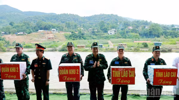 Đồng chí Dương Quốc Huy, Ủy viên Trung ương Đảng, Bí thư Tỉnh ủy Lào Cai trao quà cho các đơn vị tham gia diễn tập. (Ảnh: THANH SƠN)