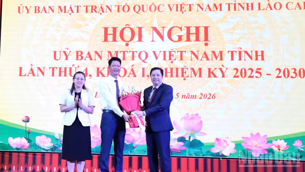 Đồng chí Dương Quốc Huy, Ủy viên Trung ương Đảng, Bí thư Tỉnh ủy và đồng chí Giàng Thị Dung, Phó Bí thư Tỉnh ủy, Trưởng đoàn đại biểu Quốc hội tỉnh trao hoa chúc mừng đồng chí Nguyễn Thế Phước.