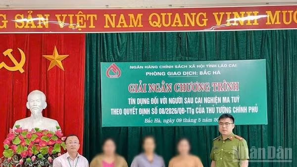 Giải ngân tín dụng đối với người sau cai nghiện ma túy tại phòng giao dịch Bắc Hà, tỉnh Lào Cai. (Ảnh: THANH SƠN)