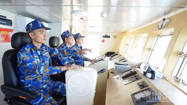 Người thuyền trưởng giữ vai trò đặc biệt quan trọng; mỗi quyết định không chỉ điều khiển con tàu mà còn thể hiện bản lĩnh, trách nhiệm và hình ảnh Tổ quốc giữa biển khơi.