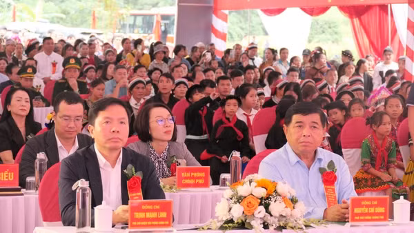 Phó Thủ tướng Chính phủ Nguyễn Chí Dũng dự Lễ khởi công xây dựng Trường phổ thông nội trú liên cấp tiểu học và trung học cơ sở Minh Tân.