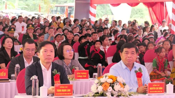 Phó Thủ tướng Chính phủ Nguyễn Chí Dũng dự Lễ khởi công xây dựng Trường phổ thông nội trú liên cấp tiểu học và trung học cơ sở Minh Tân.