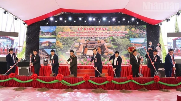 Các đại biểu thực hiện nghi thức khởi công Trường phổ thông nội trú liên cấp tiểu học và trung học cơ sở xã Lóng Sập. 